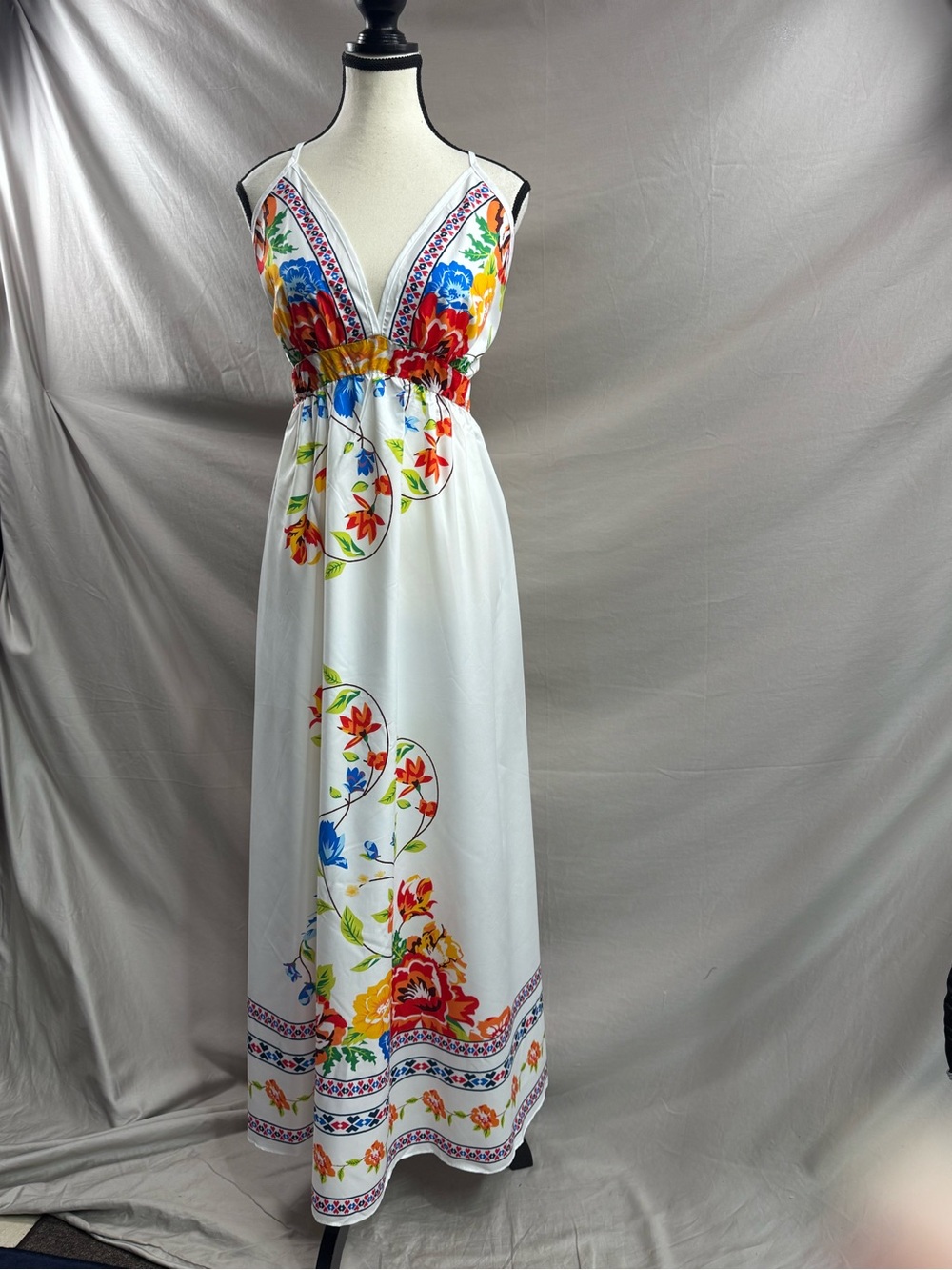 LAST ONE 🔥 White Floral Backless Maxi Dress - Picture 5 of 6